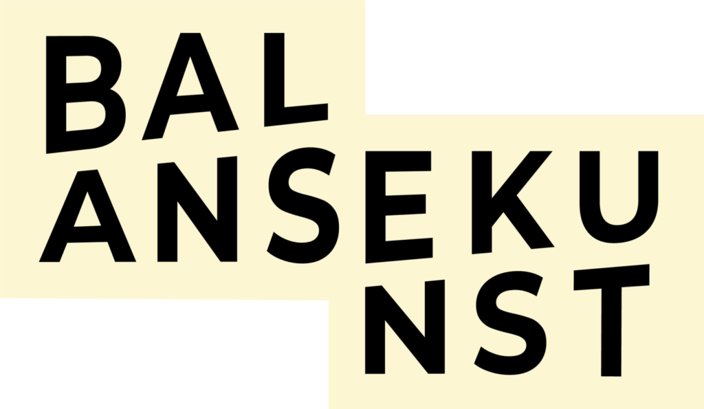 Svarte blokkbokstaver på lysegul bakgrunn. BALANSEKUNST fordelt på tre linjer: Første linje: BAL, andre linje: ANSEKU, tredje linje: NST. 